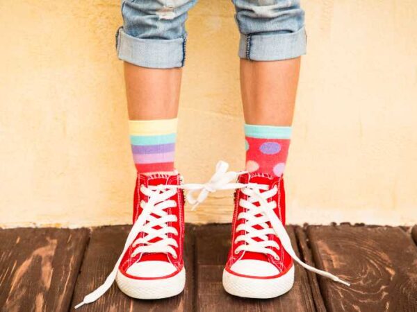 Como combinar um tênis vermelho masculino com roupa de academia?