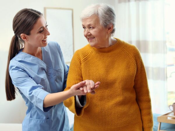 Onde contratar cuidador de idosos com Alzheimer