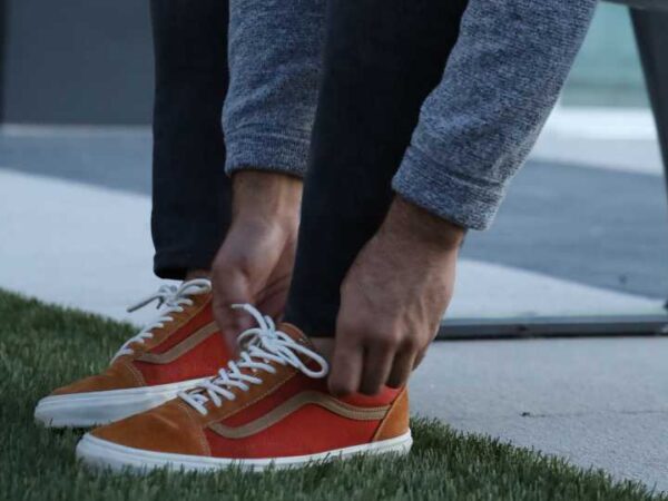 Como montar um look casual com sapatênis masculino marrom